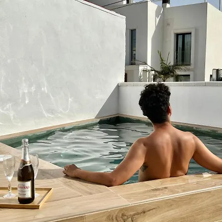 Karibu & Pool Μαρμπέλλα